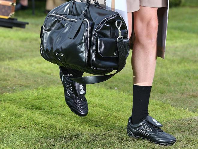 运动鞋即将上市、adidas 带来亚马尔首款签名足球鞋j9九游会登录每周鞋报：LV Footprint 足球(图1)