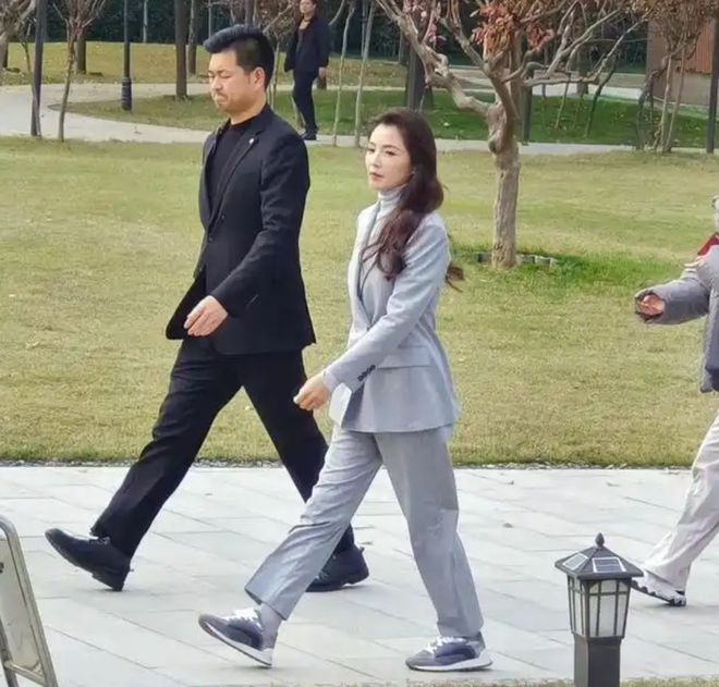 身标准的干部风简直绝了不入编都可惜了！九游会·j9网站刘涛也太正点了吧！一(图2)