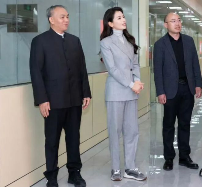 身标准的干部风简直绝了不入编都可惜了！九游会·j9网站刘涛也太正点了吧！一(图3)