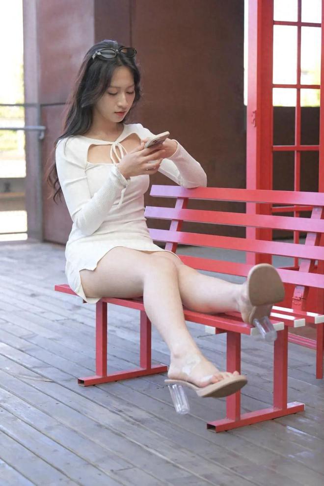 街御姐包臀裙凉鞋踏出自信步伐j9九游会网址是什么繁华商业(图6)