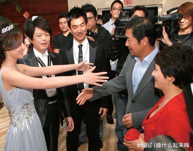 关6000家店亏40亿都是红颜祸水惹得祸j9九游会入口首页“一代鞋王”达芙妮没落(图1)