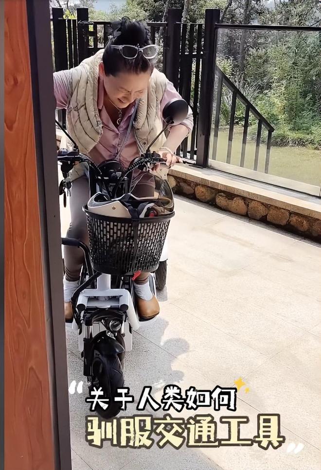 活！豪宅院中学车从客厅到厕所还得骑电三轮j9九游会网址是什么63岁何赛飞晒晚年生(图8)