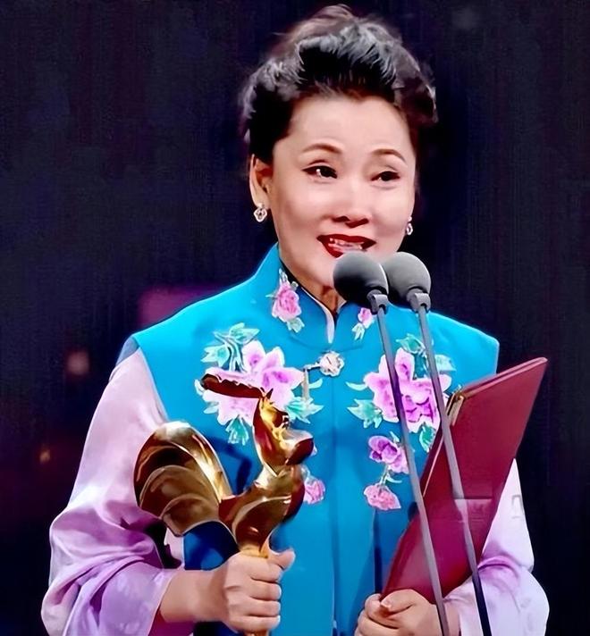 活！豪宅院中学车从客厅到厕所还得骑电三轮j9九游会网址是什么63岁何赛飞晒晚年生(图10)