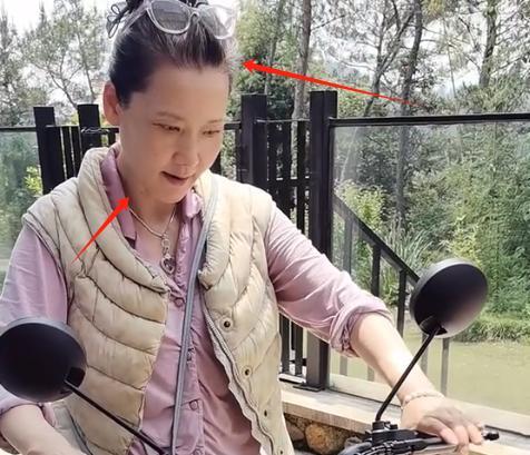 活！豪宅院中学车从客厅到厕所还得骑电三轮j9九游会网址是什么63岁何赛飞晒晚年生(图11)