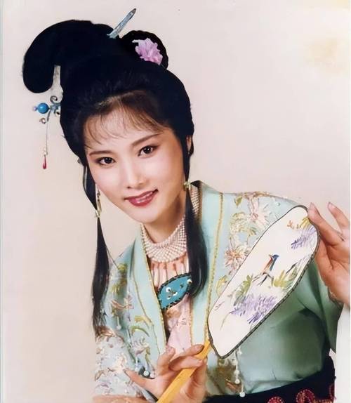 活！豪宅院中学车从客厅到厕所还得骑电三轮j9九游会网址是什么63岁何赛飞晒晚年生(图12)